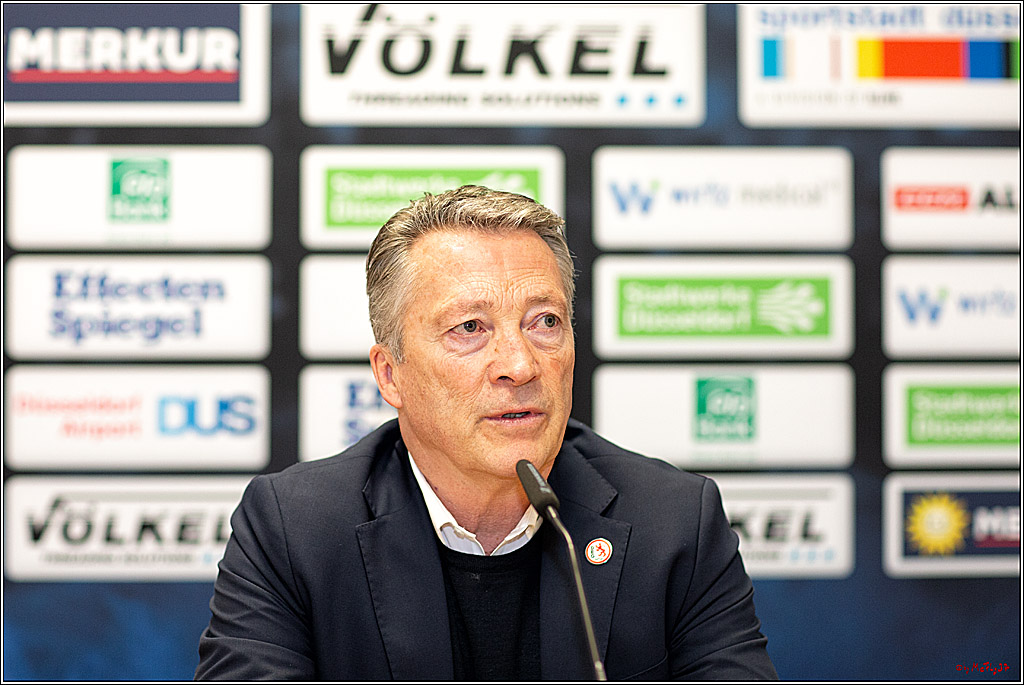 PENNY DEL Viertelfinale 4. Spiel; Duesseldorfer EG - Red Bull Muenchen; Duesseldorf, 16.04.2022